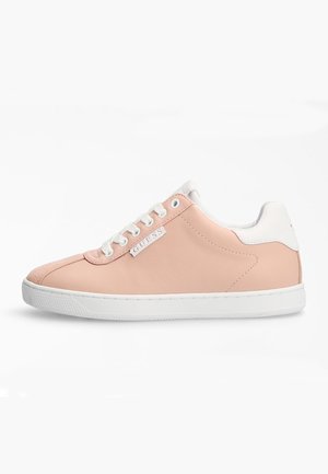 Zapatilla baja en rosa suave con cordones blancos, lengüeta trasera blanca y suela blanca, con un pequeño logo "GUESS" en el panel lateral.