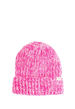 Gruba, dzianinowa czapka typu beanie w różowo-białej przędzy z podwiniętym brzegiem i małą materiałową metką na mankiecie.