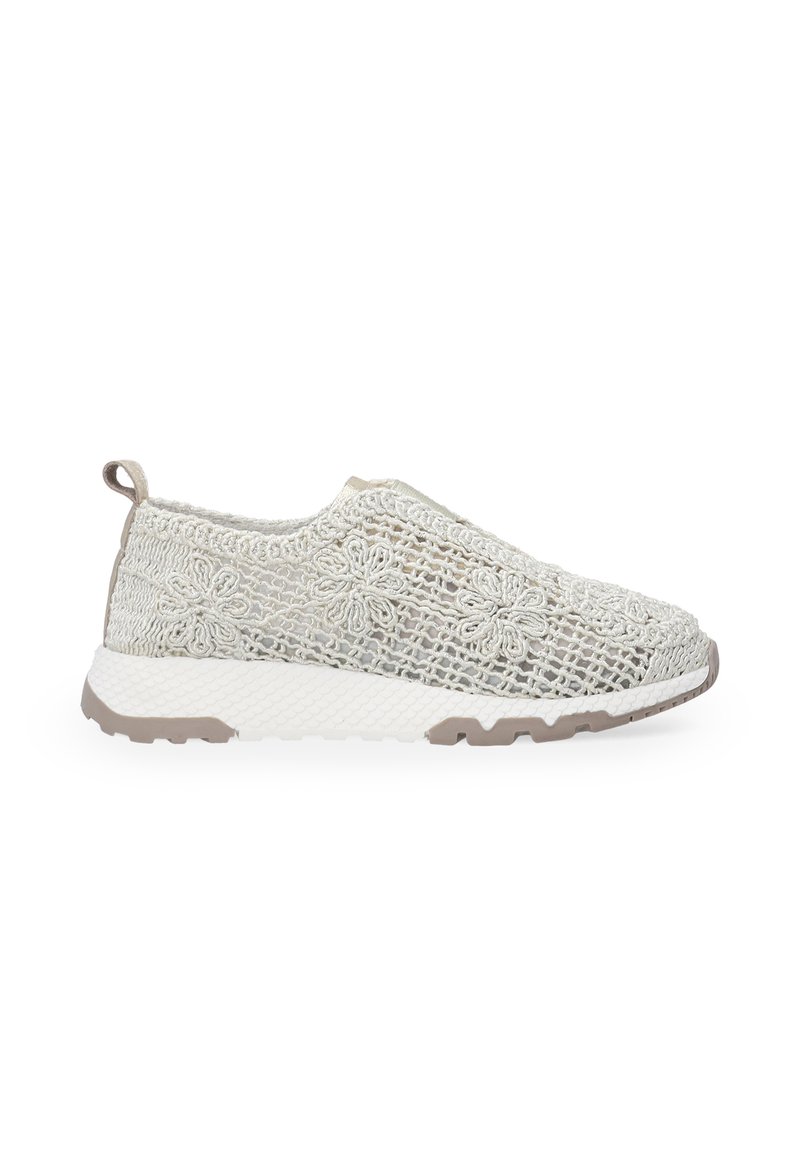 Beige Strickschlupfschuhe mit Blumenmustern, einer weißen strukturierten Sohle und einer kleinen Zuglasche auf der Rückseite für ein einfaches Anziehen.