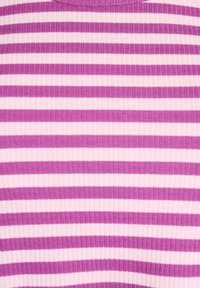 Ribana pletena majica s vodoravnim prugama u lavandi i svijetloj rozoj boji. Tekstura je meka i rastezljiva, s okruglim izrezom.