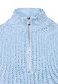 Himmelblaues Strickpullover mit hohem Kragen und vorderem Reißverschluss. Die Textur ist gerippt und zeigt detaillierte Maschenmuster.