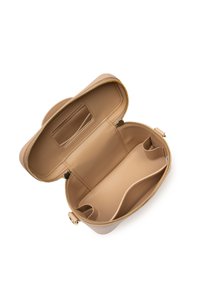 Tan leren make-up tasje met een ritssluiting. De binnenkant heeft een platte zak en twee elastische compartimenten voor organisatie. Glad van structuur.