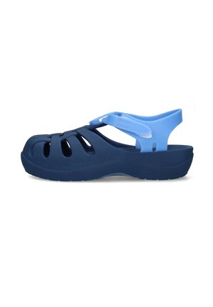 Sandalo blu navy con punta chiusa, cinturino alla caviglia regolabile azzurro chiaro e fori di ventilazione ai lati, mostrato di profilo.