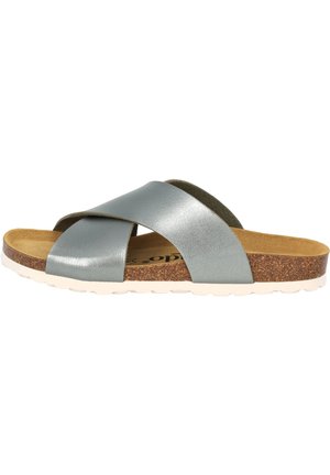 Slip-on sandal med brede sølvfarvede læderstropper i kryds, korkfodsål, indersål i tan ruskind og hvid struktureret gummisål.