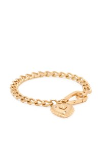 Pulsera de cadena de oro con eslabones interconectados, un candado en forma de corazón con tachuelas y un cierre para un asegurado ajuste. Textura metálica suave.