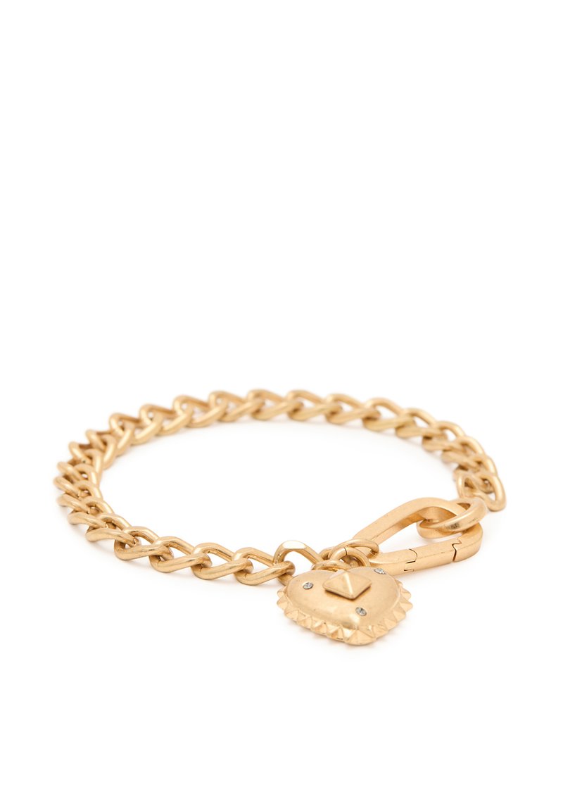 Pulsera de cadena de oro con eslabones interconectados, un candado en forma de corazón con tachuelas y un cierre para un asegurado ajuste. Textura metálica suave.
