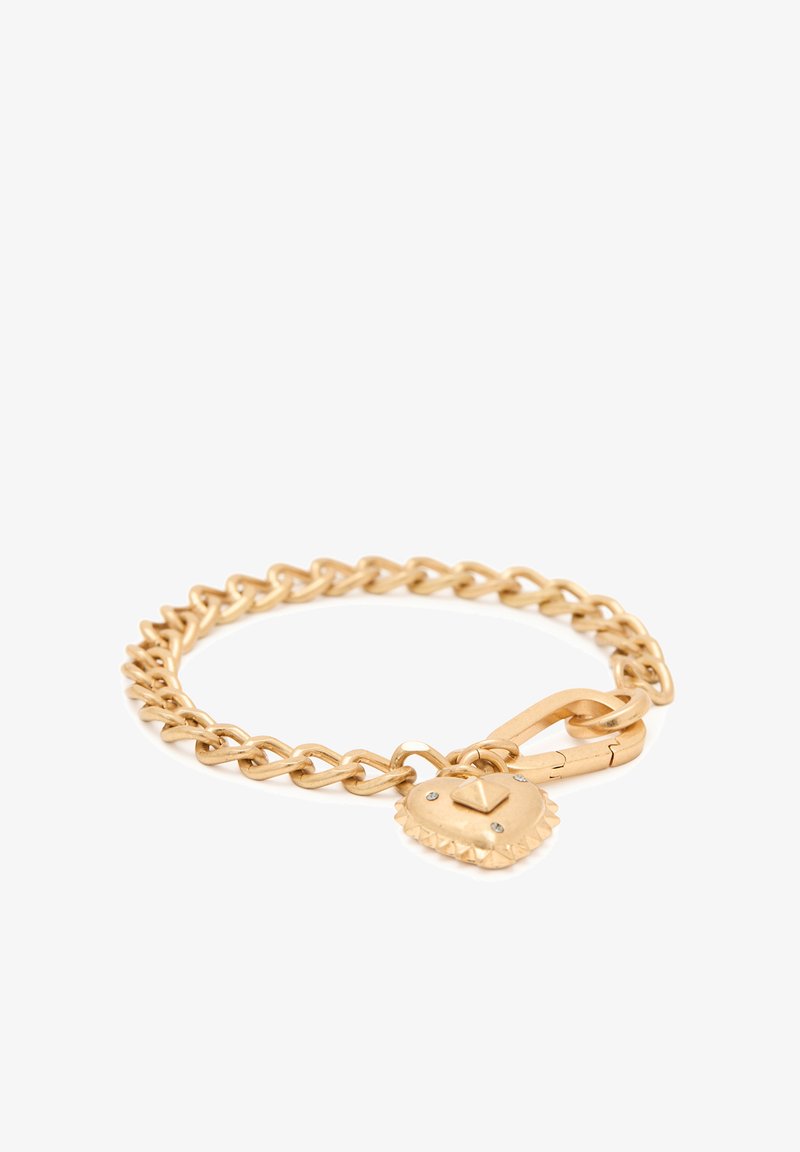 Pulsera de cadena de oro con eslabones interconectados, un candado en forma de corazón con tachuelas y un cierre para un asegurado ajuste. Textura metálica suave.