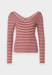 Punainen ja vaaleanpunainen raidallinen pitkähihainen paita, jossa on syvä V-pääntie ja ribatut tekstuurit, tiukka malli. Vaakaraidat vaihtelevat leveydeltään.