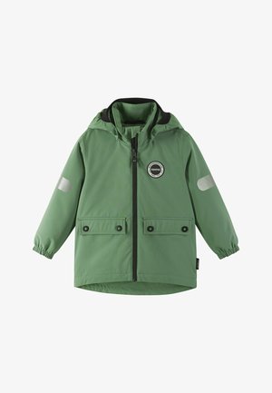 Grüne wasserdichte Jacke mit Reißverschluss vorne, verstellbarer Kapuze, zwei Fronttaschen und reflektierenden Akzenten an den Ärmeln.