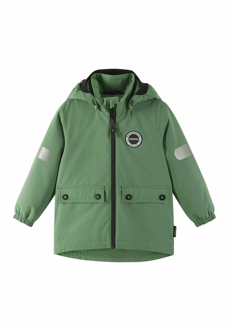 Giacca impermeabile verde con zip frontale, cappuccio regolabile, due tasche frontali e dettagli riflettenti sulle maniche.