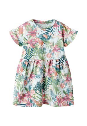 Vestido de manga corta para niño pequeño con estampado tropical de flores y frutas en rosa, verde y naranja sobre fondo azul claro.