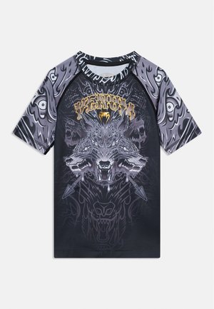 Μαύρο κοντομάνικο πουκάμισο με γκρι μανίκια, με εικόνα τριγλόμνου λύκου και τη λέξη «VENNUM» σε χρυσό πάνω από το σχέδιο.