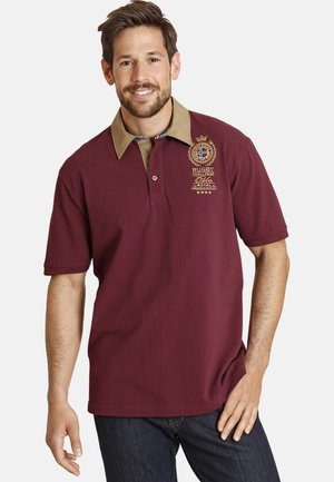Bordeauxfarbenes Poloshirt mit beigefarbenem Kragen, kurzen Ärmeln und gesticktem Rugby-Logo. Verfügt über eine klassische Passform und einen weichen Baumwollstoff.