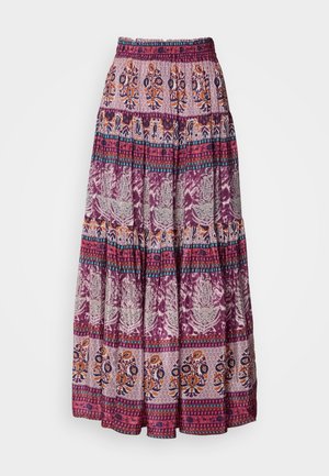 Saia longa em camadas, feita de tecido leve nas tonalidades de roxo e laranja, apresentando padrões florais e geométricos intrincados.