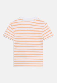 Κοντομάνικο βαμβακερό T-shirt με οριζόντιες πορτοκαλί και λευκές ρίγες, στρογγυλή λαιμόκοψη και V-σχήμα στο πίσω μέρος της λαιμόκοψης.