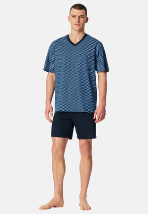 Marineblåt pyjamasæt med kortærmet V-hals top med geometrisk mønster og matchende shorts. Blødt stof og afslappet pasform.