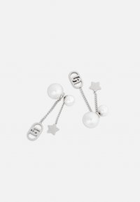 Orecchini tono argento con perle bianche, accenti a forma di stella e design a catena con elementi incisi. Texture liscia con effetto metallico.