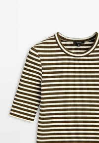 Top en maille rayé marron et crème, avec une texture côtelée, un col rond et des manches courtes. Le motif est composé de rayures horizontales.