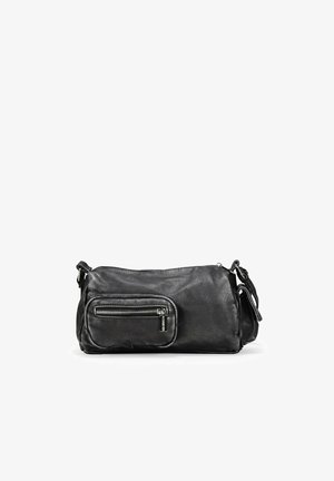 Bolso de hombro de piel negra con un acabado texturizado, forma rectangular y bolsillo delantero con cremallera. Cuenta con una correa adjustable y acentos metálicos.