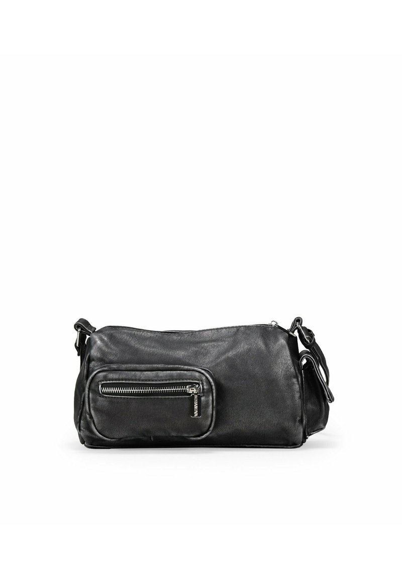 Bolso de hombro de piel negra con un acabado texturizado, forma rectangular y bolsillo delantero con cremallera. Cuenta con una correa adjustable y acentos metálicos.