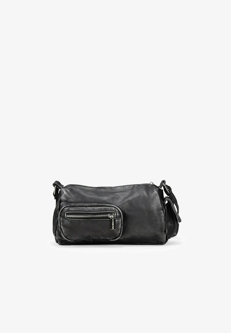Bolso de hombro de piel negra con un acabado texturizado, forma rectangular y bolsillo delantero con cremallera. Cuenta con una correa adjustable y acentos metálicos.