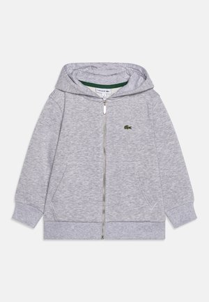 Sweat à capuche zippé gris clair, avec poignets et bas côtelés, poches avant et petit logo crocodile vert sur la poitrine.