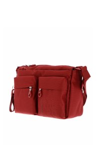 Borsa a messaggero rossa in tessuto con due tasche frontali con zip, tracolla regolabile e un delicato design testurizzato. Zip e finiture lisce.