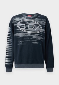 Marineblå sweatshirt laget av myk stoff, med et grått abstrakt mønster, stort ovalt logo og teksten "FOR SUKSESSFULLT LIV" på ermet.