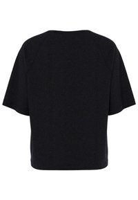 Melnas īsās piedurknes krekls ar brīvu piegriezumu, izgatavots no teksturēta auduma. Tam ir noapaļots kakla izgriezums un raglanu piedurknes. Vienkāršs un neizpušķots dizains.