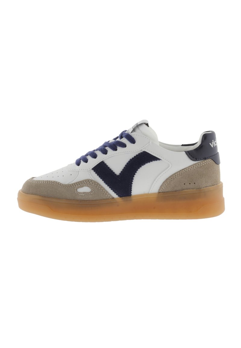Sneakers in pelle bianca con accenti in camoscio blu navy e beige, dotati di suola in gomma e punta rotonda, con chiusura con lacci e fori di ventilazione.