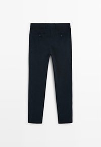 Pantalon slim bleu marine foncé avec passants de ceinture et deux poches à rabat boutonnées à l'arrière, posé à plat sur un fond blanc.
