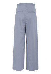 Světle modré culottes vyrobené z bavlněné směsi. Mají široký střih, elastický pas a dvě zadní kapsy s hladkým povrchem.