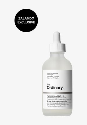 Dråbeflaske med The Ordinary Hyaluronic Acid 2 % + B5 hydrationsformel med klar label og Zalando Exclusive-mærkat.