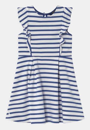 Hvid ærmeløs kjole med horisontale marineblå striber og flæsedetaljer på siderne og skuldrene.