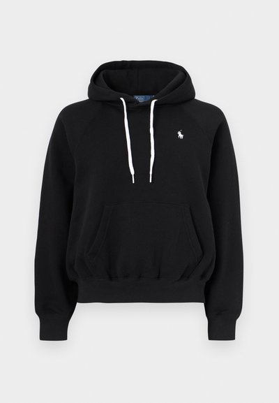 Μαύρο φούτερ με κουκούλα, λευκά κορδόνια, τσέπη καγκουρό, ριμπ μανσέτες και μικρό λευκό λογότυπο Polo Ralph Lauren στο αριστερό στήθος.