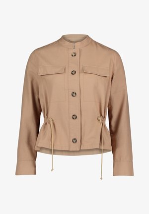 Beżowa kurtka z mieszanki bawełny z okrągłym kołnierzem, zapięciem na guziki z przodu, dwoma kieszeniami na piersi i regulowanym sznurkiem w talii.