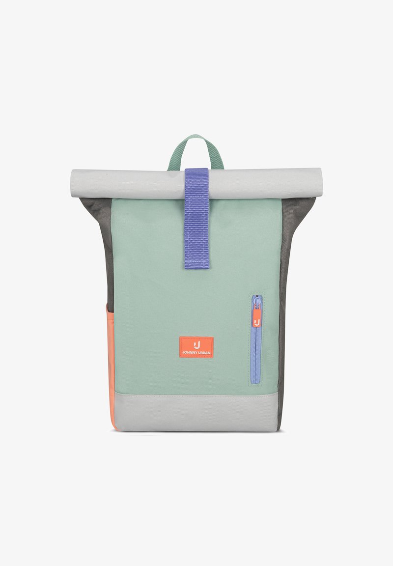 Menta zöld, szürke és korall színű, kék cipzáras és pántos roll-top hátizsák, elöl logó folttal és felső hordozófogantyúval.