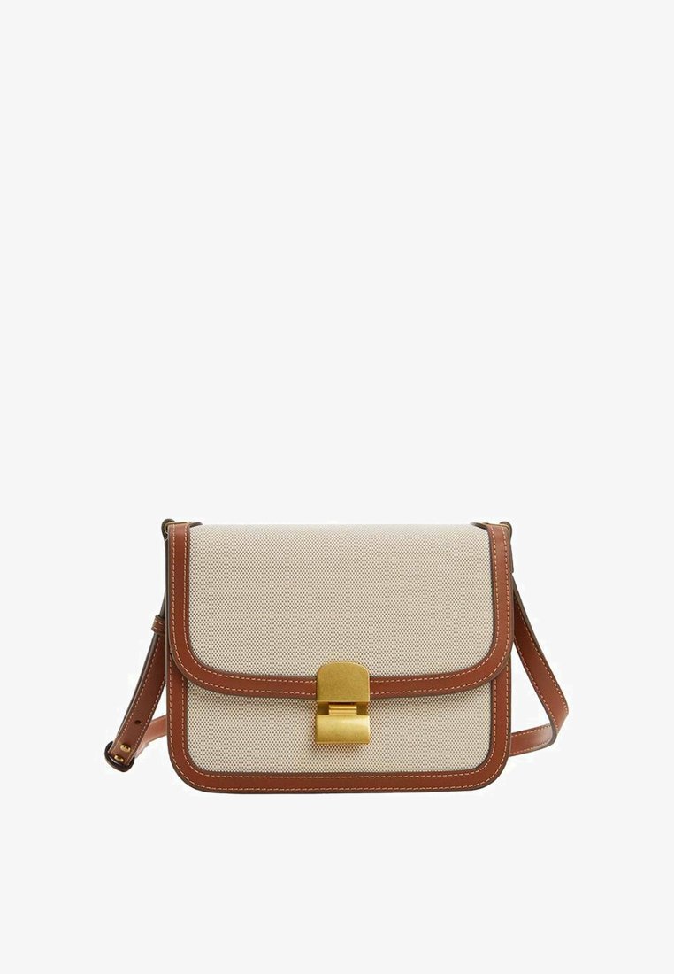 Beige Stoff Schultertasche mit braunem Lederbesatz, weißer Naht und einem goldenen rechteckigenverschluss.