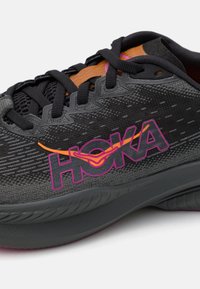 HOKA MACH 6 - Laufschuh Straße - black/fuchsia
