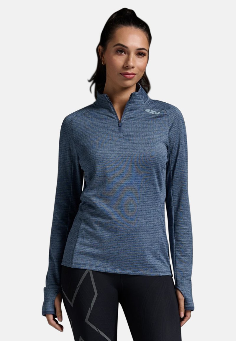 Maglione a maniche lunghe con zip a quarti in tessuto blu testurizzato con una sottile trama; presenta un collo alto e fori per pollice nei polsini per una maggiore copertura.