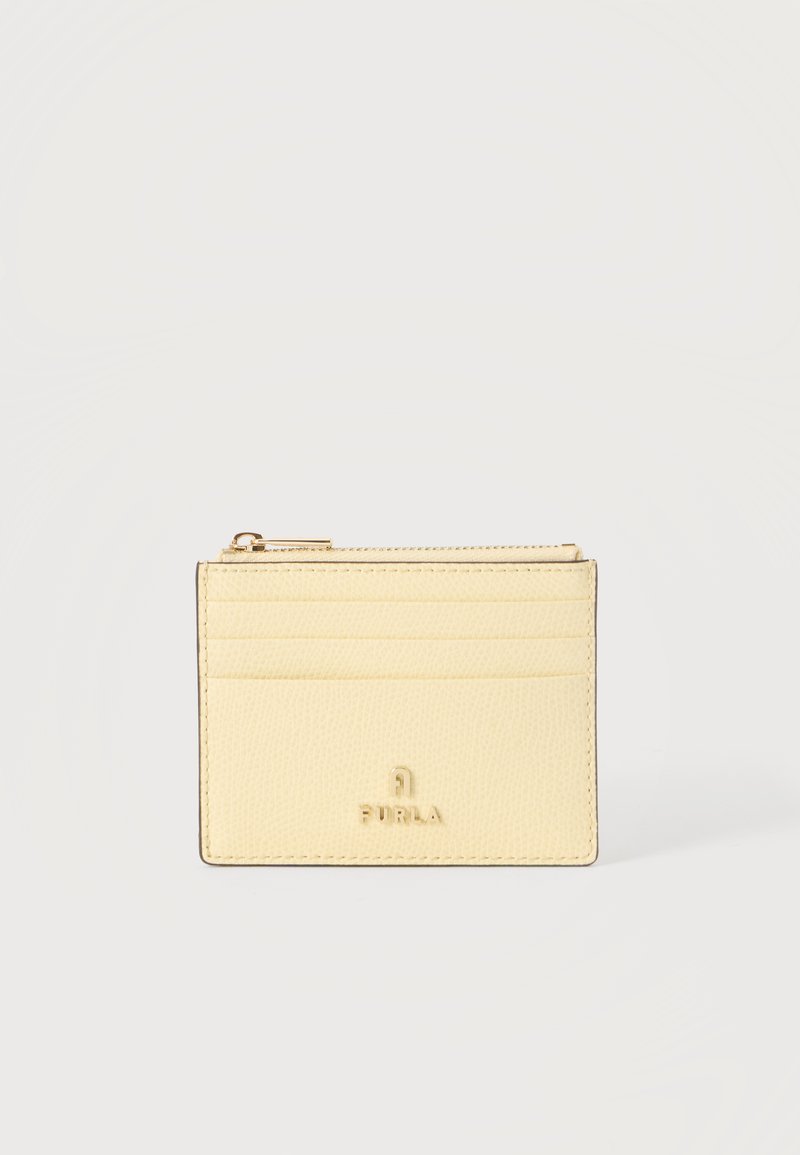 Kleine cremefarbene Lederkartenhülle mit goldenem Reißverschluss und Furla-Logo in Gold auf der Vorderseite.