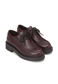 Burgunderfarbene Lederschuhe mit runder Zehenform, ausgestattet mit schwarzen Schnürsenkeln, einer dicken schwarzen Sohle und dezenten Steppnähten entlang der Kanten.