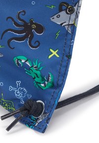 Dragsko påse med blått tyg dekorerat med illustrationer av bläckfisk, haj och hummer, med gröna och vita mönster som accent.