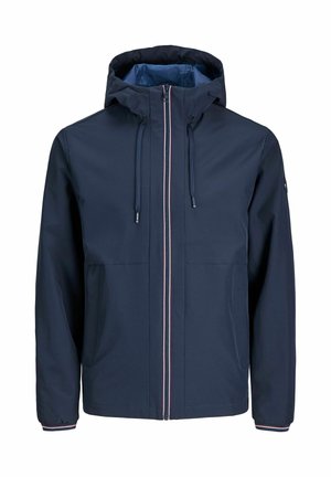 Veste imperméable bleu marine avec une fermeture éclair sur le devant, une capuche avec cordon de serrage et deux poches latérales. Caractéristiques de rayures d'accent en rouge et blanc contrastants.