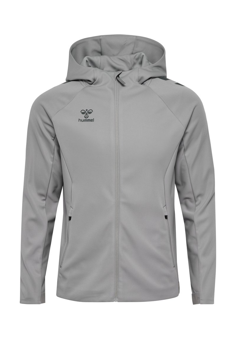 Hellgraue Zip-Jacke mit Kapuze, aus glattem Material, mit Seitentaschen und schwarzem Logo auf der Brust.