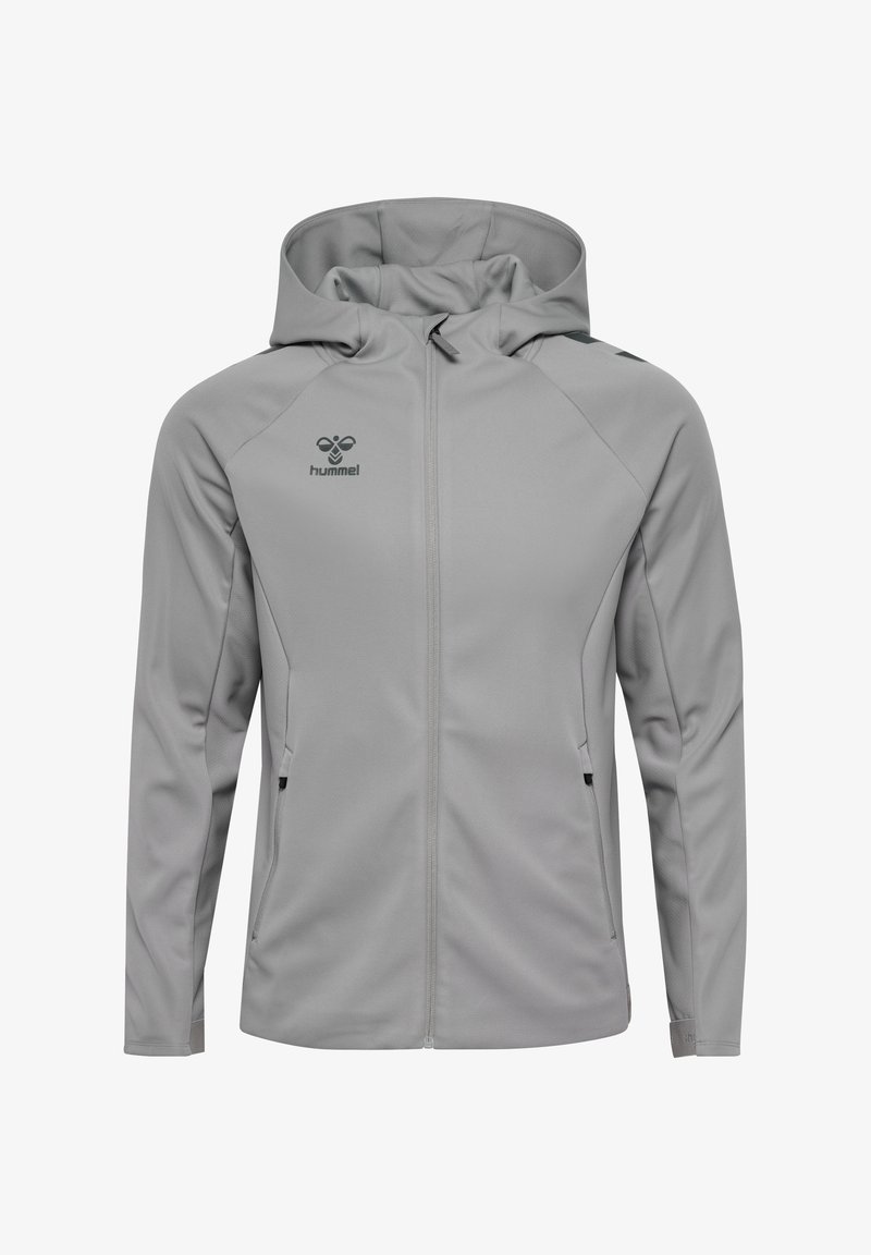Hellgraue Zip-Jacke mit Kapuze, aus glattem Material, mit Seitentaschen und schwarzem Logo auf der Brust.