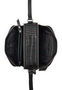 Borsa nera in pelle con texture di coccodrillo, chiusura con zip, tracolla singola e tasche interne per un'organizzazione ottimale.