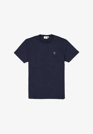 Marinblaues T-Shirt aus strukturiertem Stoff, mit einem runden Ausschnitt und einem kleinen Logo-Patch auf der Brust. Kurze, gerade Ärmel.