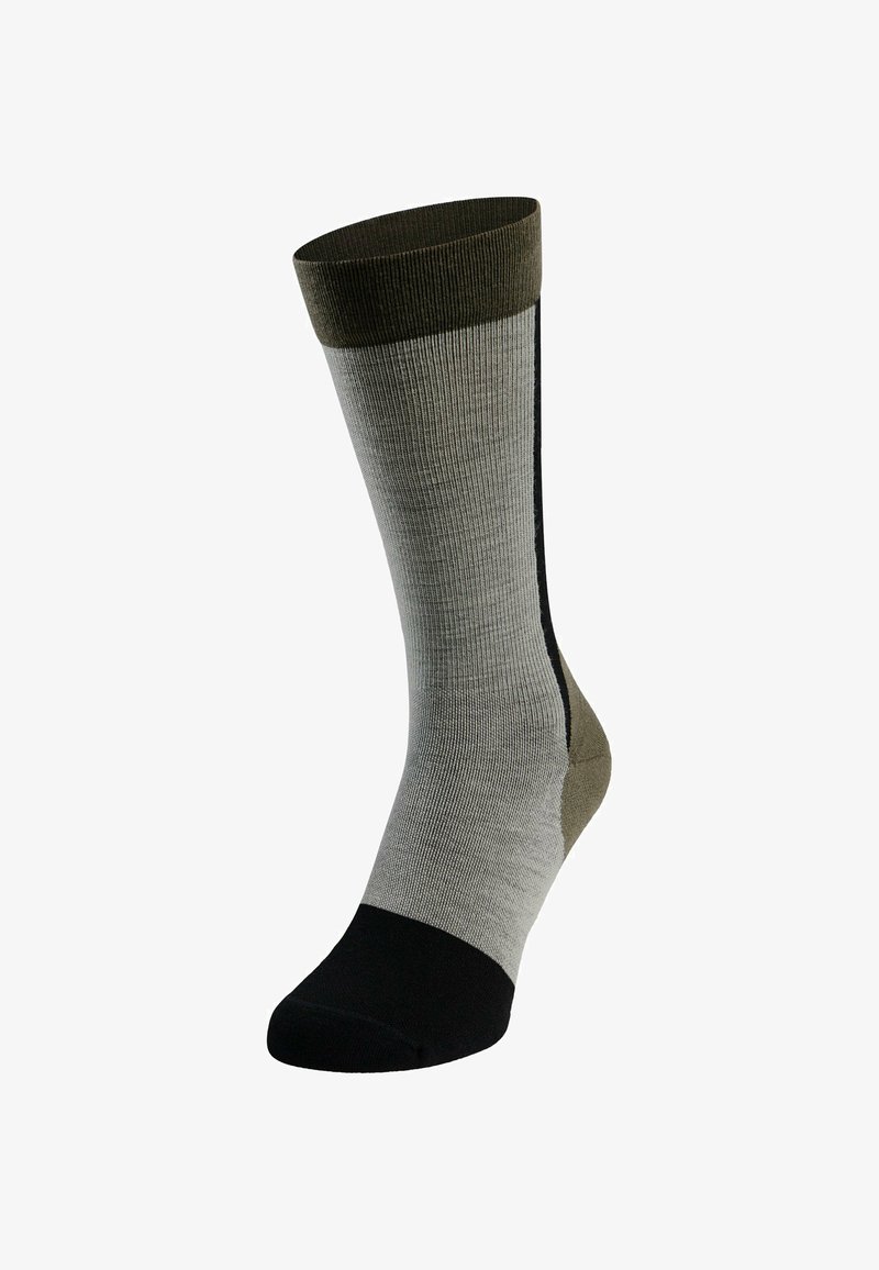 Chaussette jusqu'au genou avec une texture côtelée ; dégradé de couleur du noir au gris clair, avec du vert olive en haut et des accents sur les côtés.
