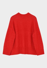Röd stickad tröja med ribbad rund halsringning och vida ärmar. Har en mjuk textur och en lös passform, idealisk för lager-på-lager.